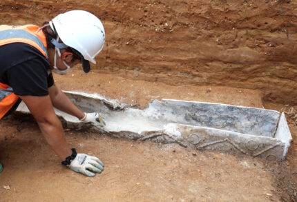 Caixão de chumbo romano finamente decorado é exibido – The History Blog