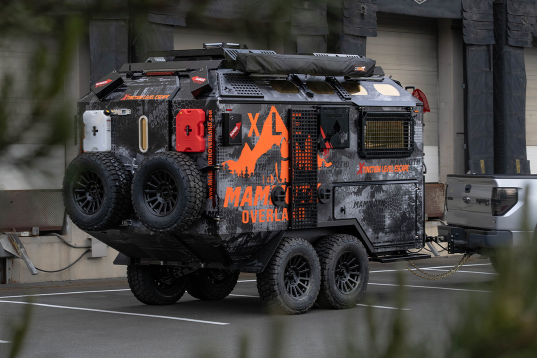 Este trailer terrestre pronto para o apocalipse tem canhões de spray de urso e escudos de explosão