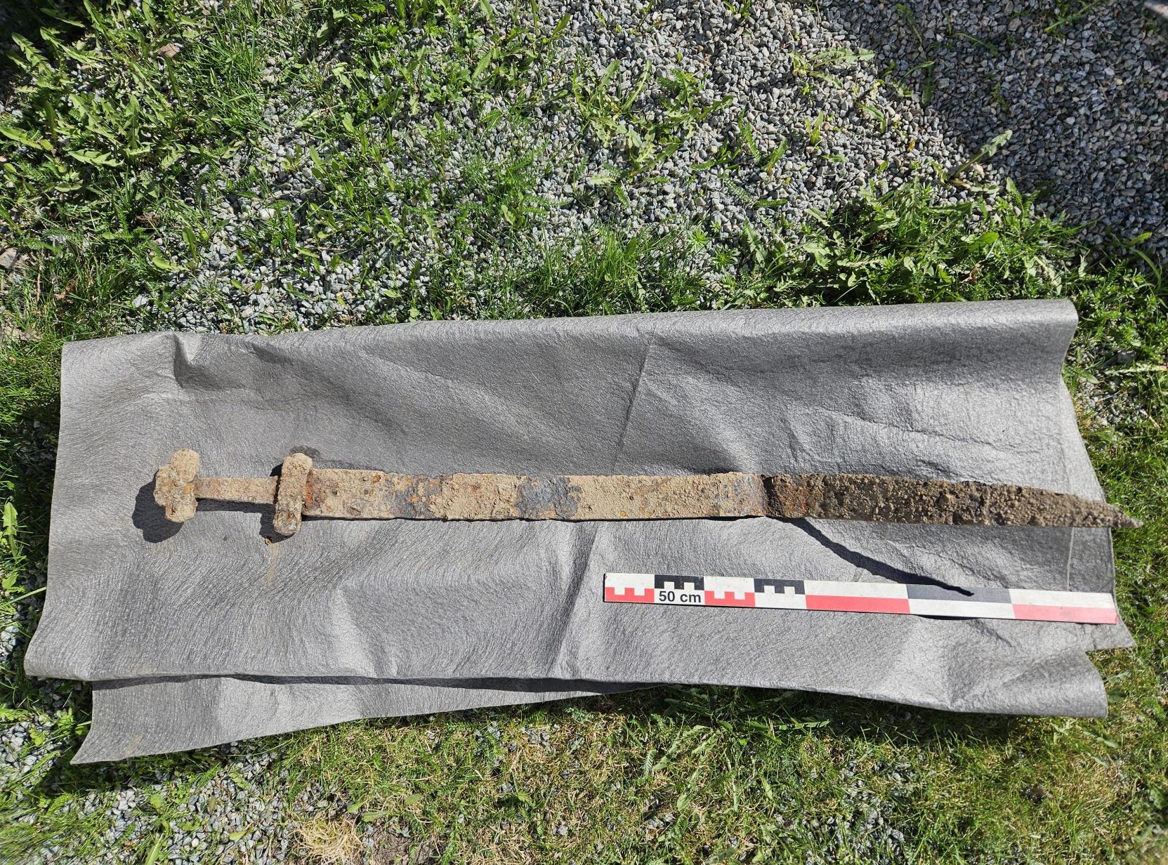 Aluno da primeira série em excursão encontra espada de 1.300 anos – The History Blog