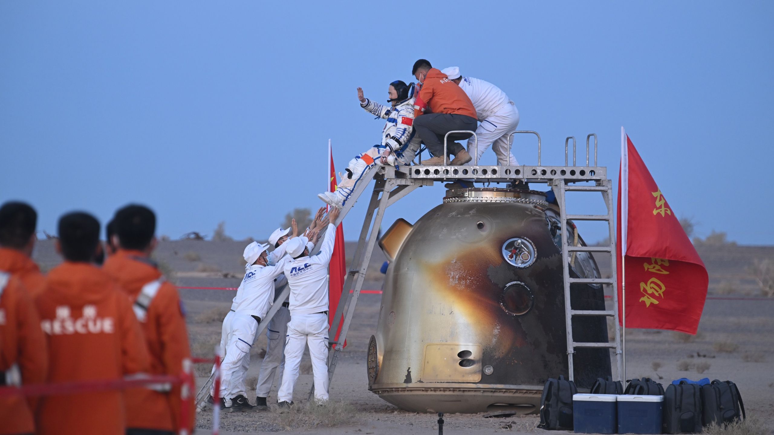 Os 21 astronautas chineses da Shenzhou retornam à Terra depois de ficarem brevemente ‘presos’ (vídeo)