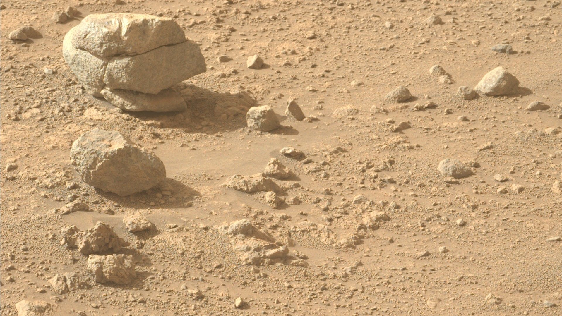 Estranhas pedras empilhadas avistadas na foto do dia de Marte em 21 de maio de 2026