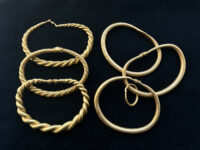 Tesouro de pulseira de ouro Viking encontrado na Dinamarca – The History Blog
