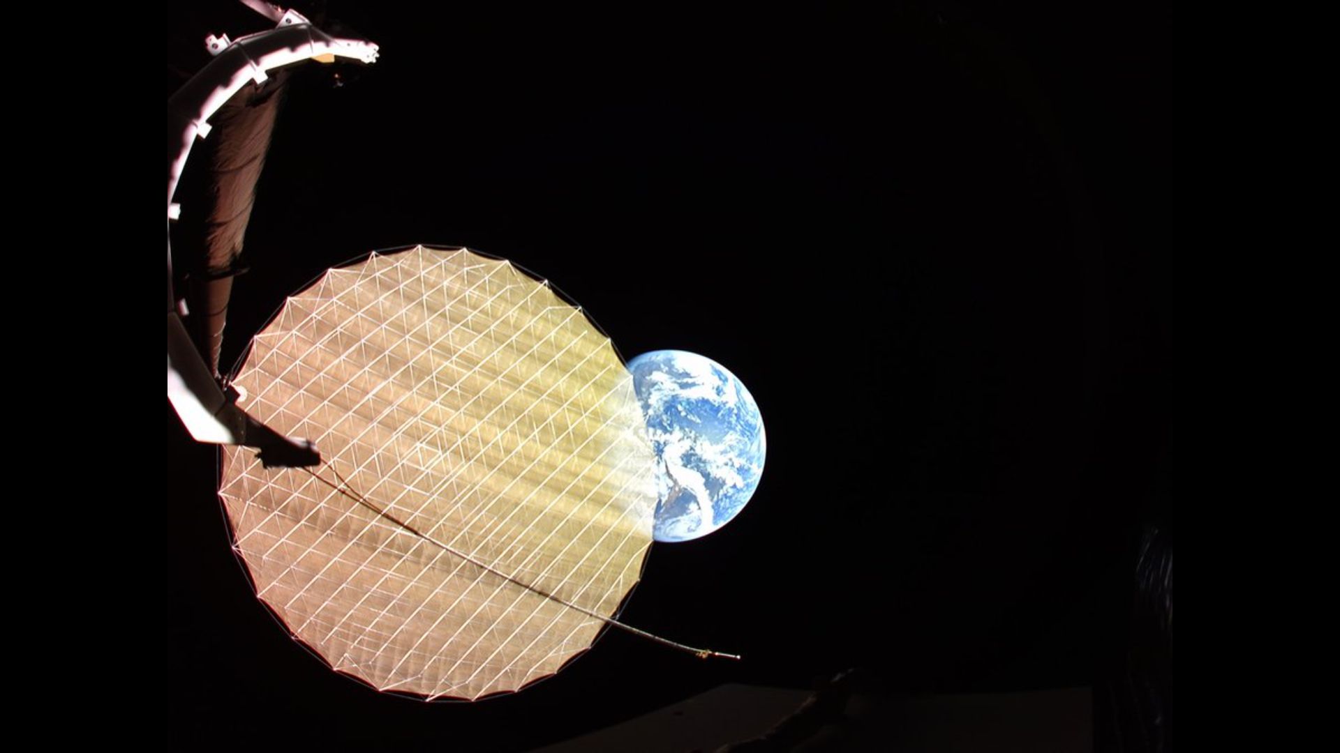 A Terra bombardeia um satélite implantando seu refletor gigante. Foto do dia de 14 de maio de 2026