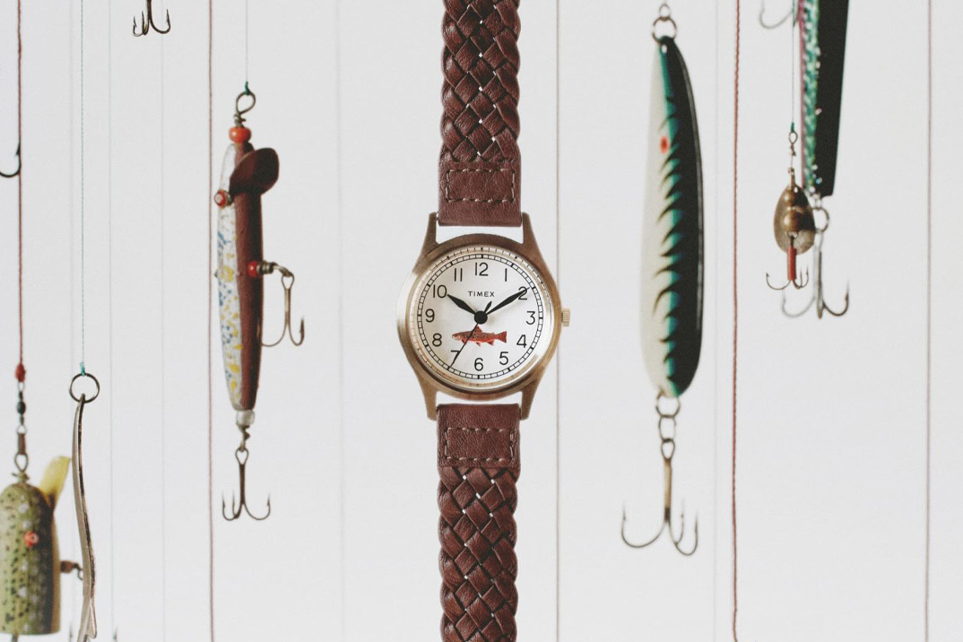 A primeira colaboração da Timex e J.Crew em mais de uma década é um relógio de campo com um peixe no mostrador
