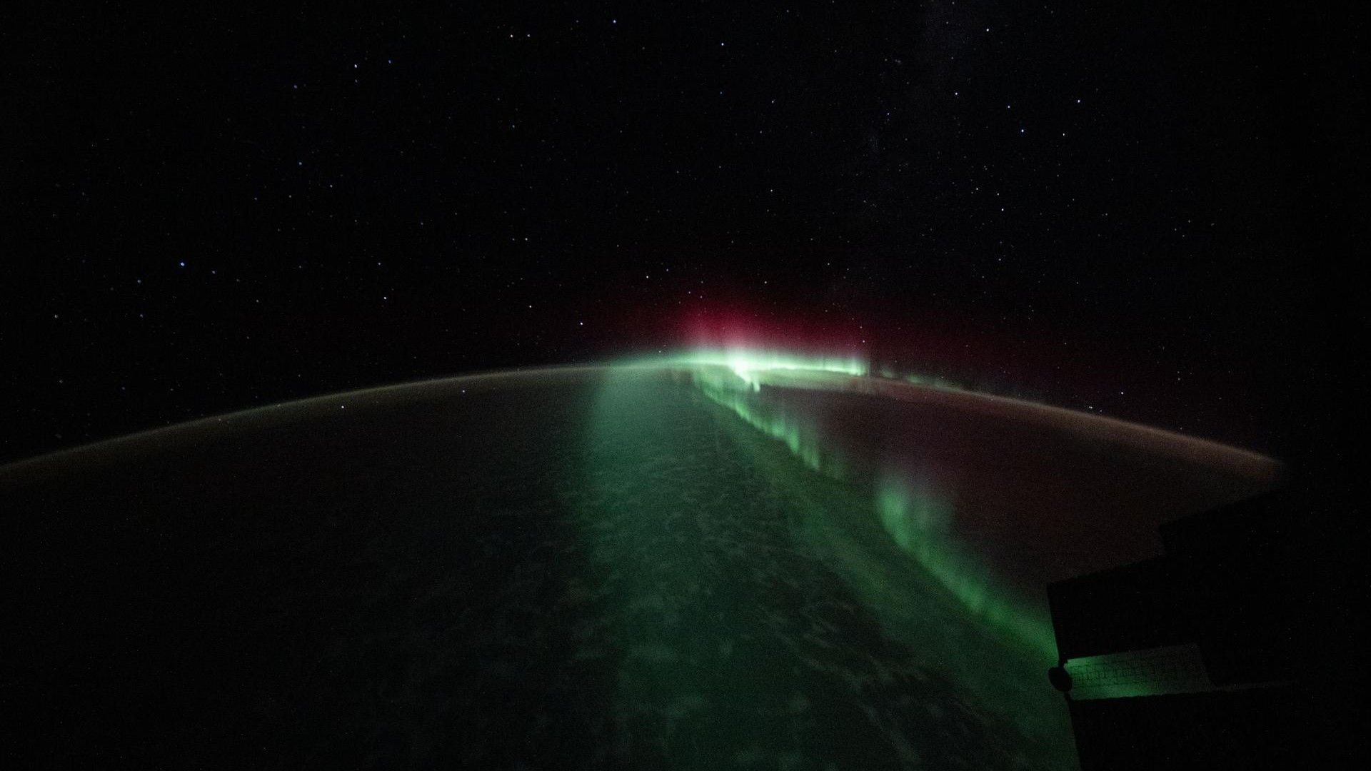 Auroras sobre a Austrália parecem ficção científica tirada do espaço, foto do dia de 15 de maio de 2026