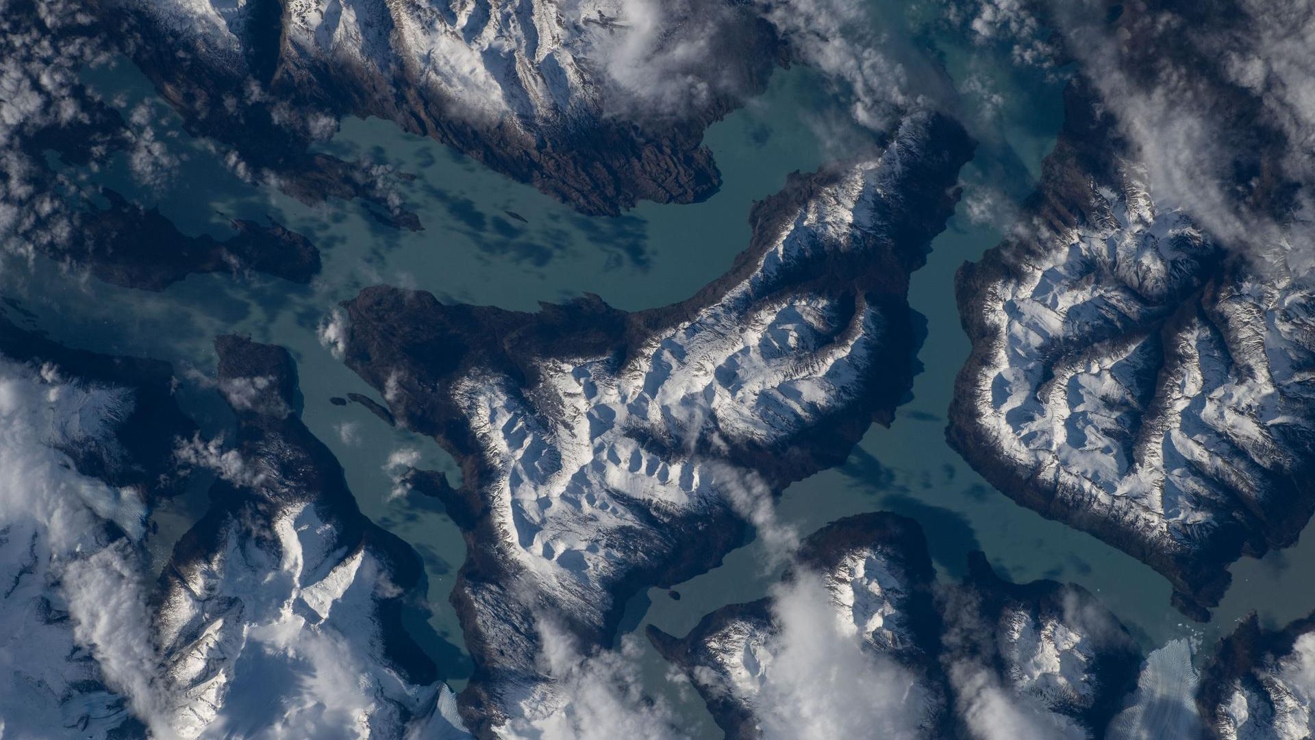 A visão de um astronauta das montanhas cobertas de neve da Argentina, foto do dia de 20 de maio de 2026
