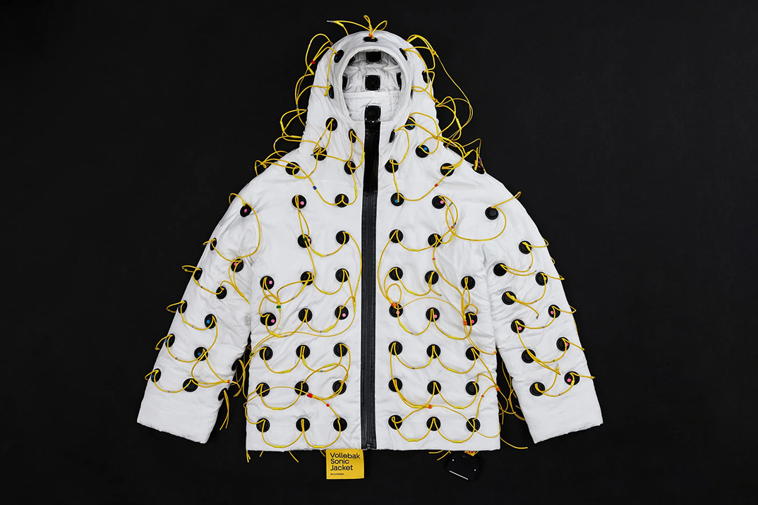 A Sonic Jacket de Vollebak é um soprador de 180 alto-falantes construído pelo estúdio por trás dos trajes espaciais de Dune