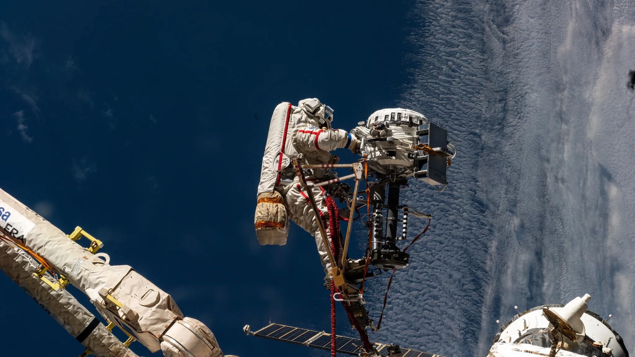 Assista hoje a dois cosmonautas russos fazendo uma caminhada espacial de 5 horas fora da ISS