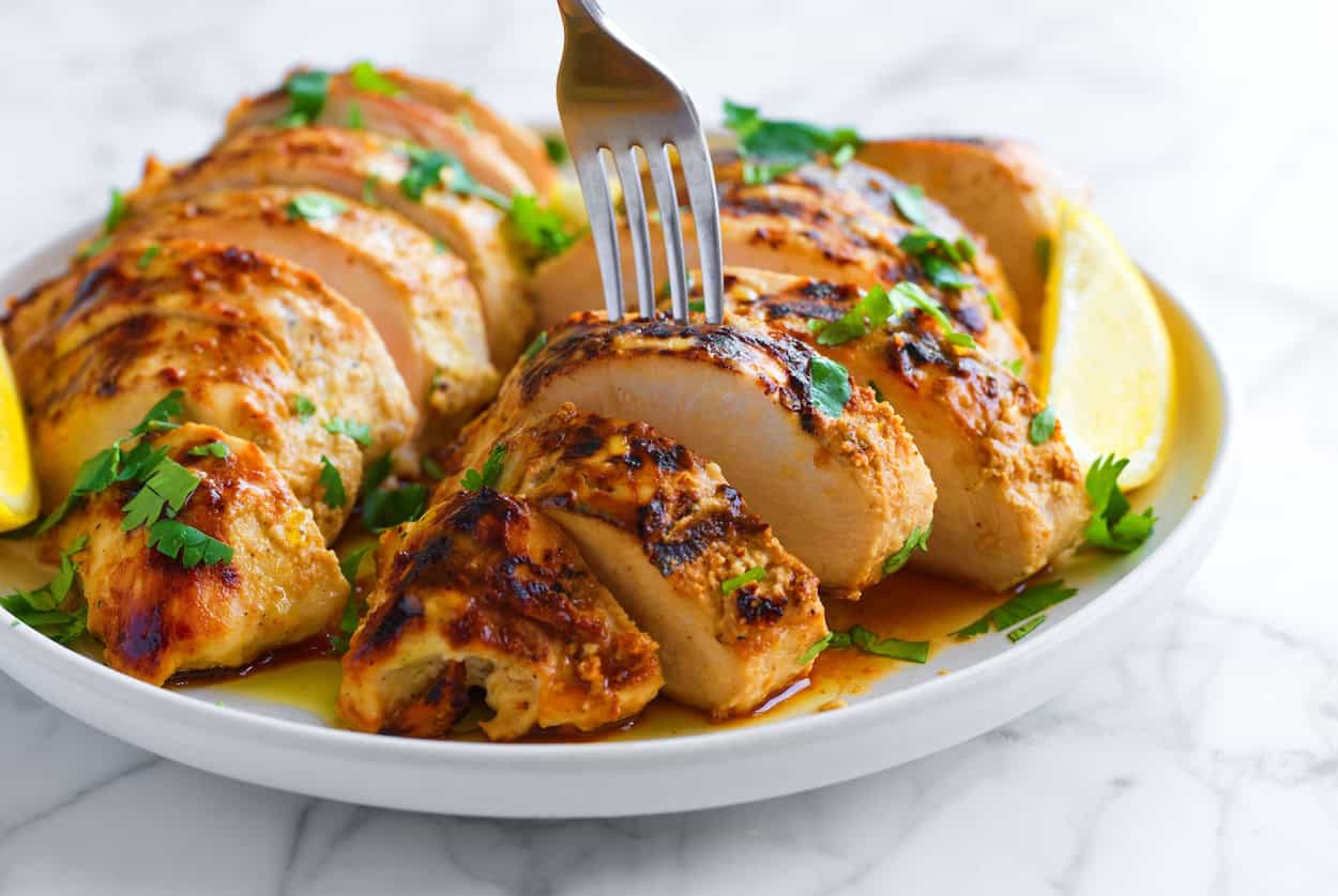 Receita fácil de frango marinado com iogurte