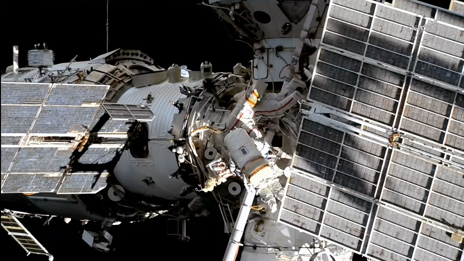 Cosmonautas russos instalam telescópio de observação do sol na ISS durante caminhada espacial de 6 horas