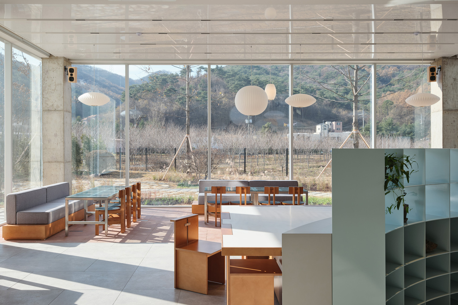 Café ou Chá: Terceiros Lugares, Quiosques e a Arquitetura de Duração do Varejo