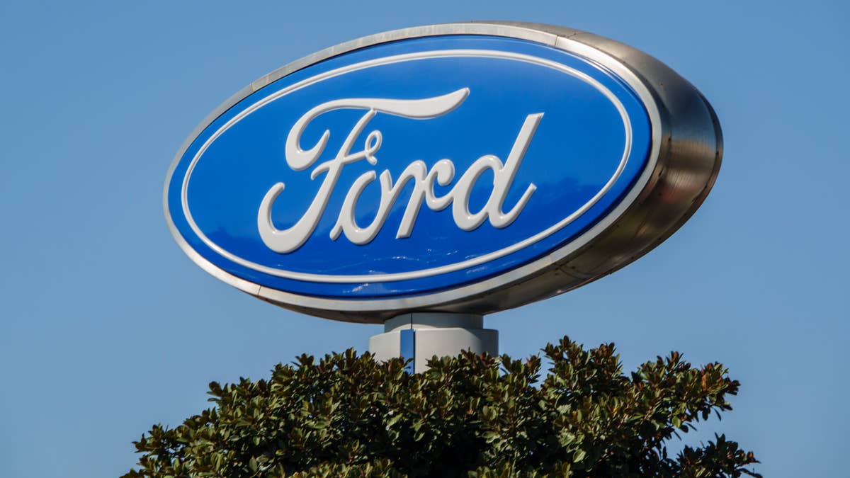 O comprador da concessionária Ford afirma que livros inflacionados lhe custaram milhões