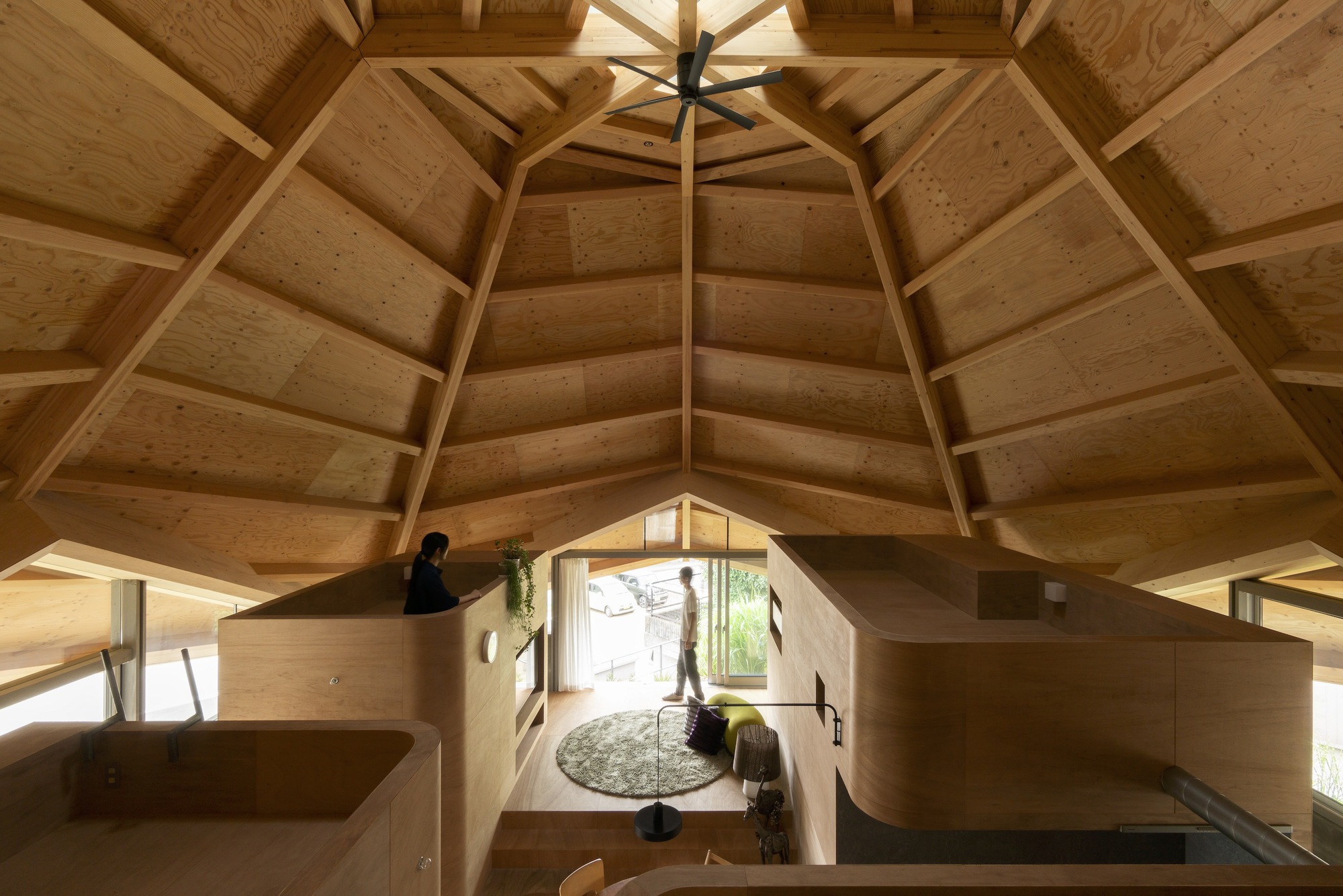 Da tradição à vida moderna: a versatilidade e a elegância da madeira em 12 interiores japoneses