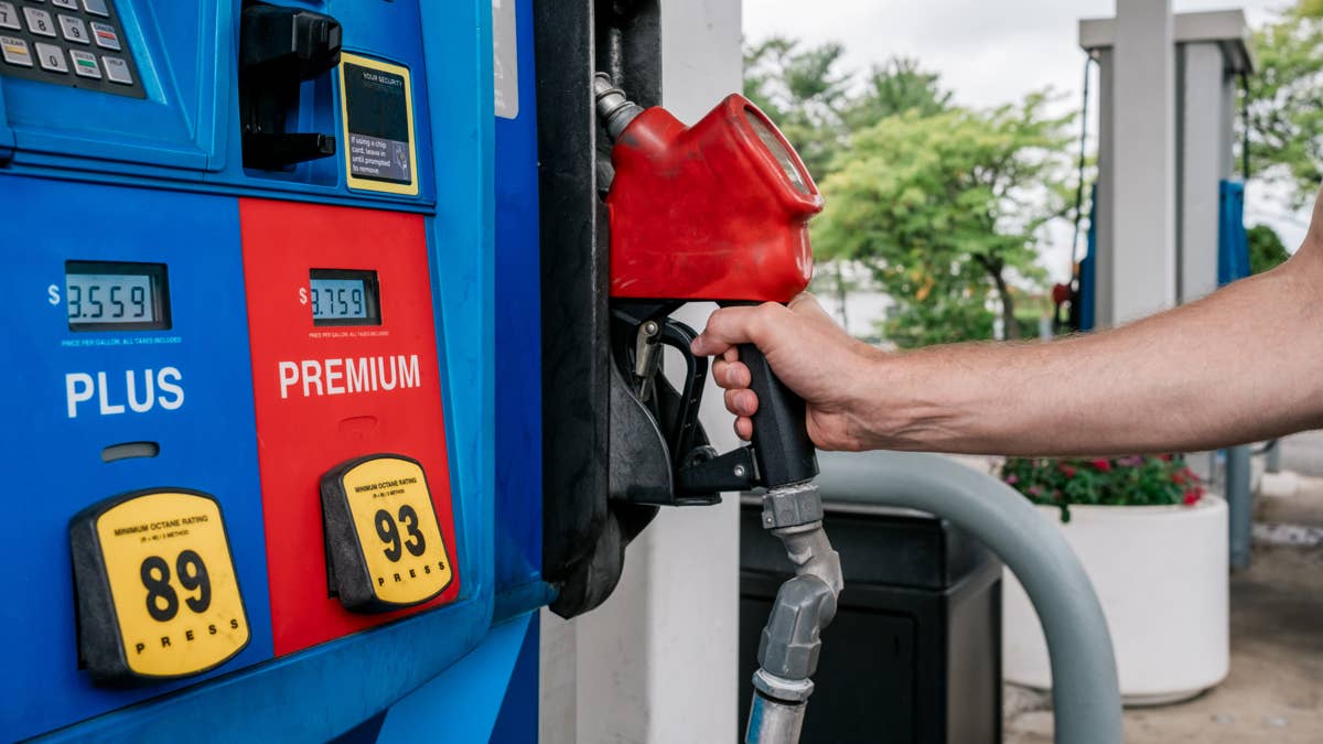 Motoristas da Califórnia cruzam fronteiras estaduais para economizar mais de US$ 3 por galão de gasolina
