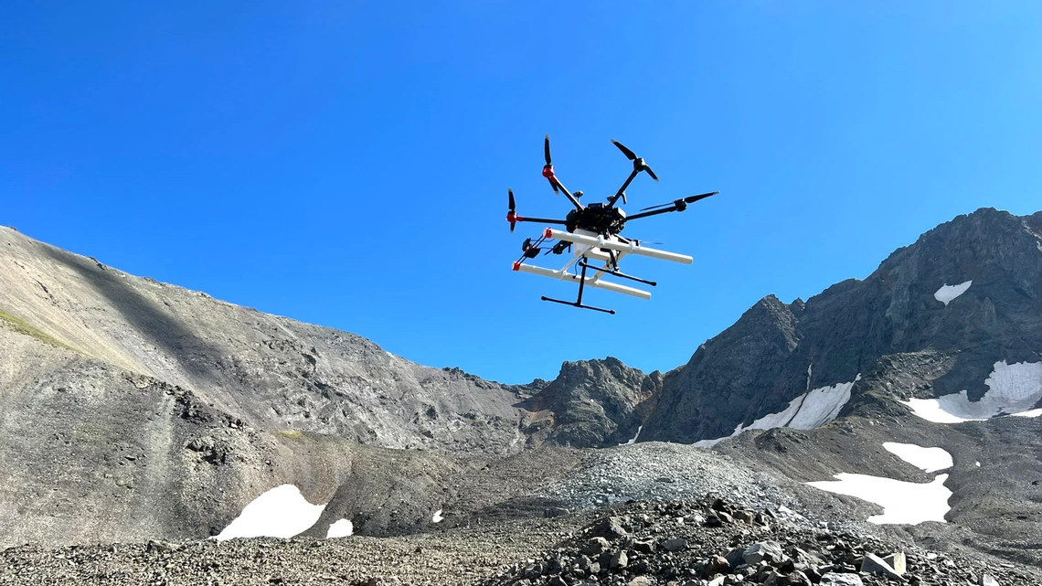 Radar drone pode ajudar espaçonaves a identificar onde perfurar água em Marte, dizem cientistas