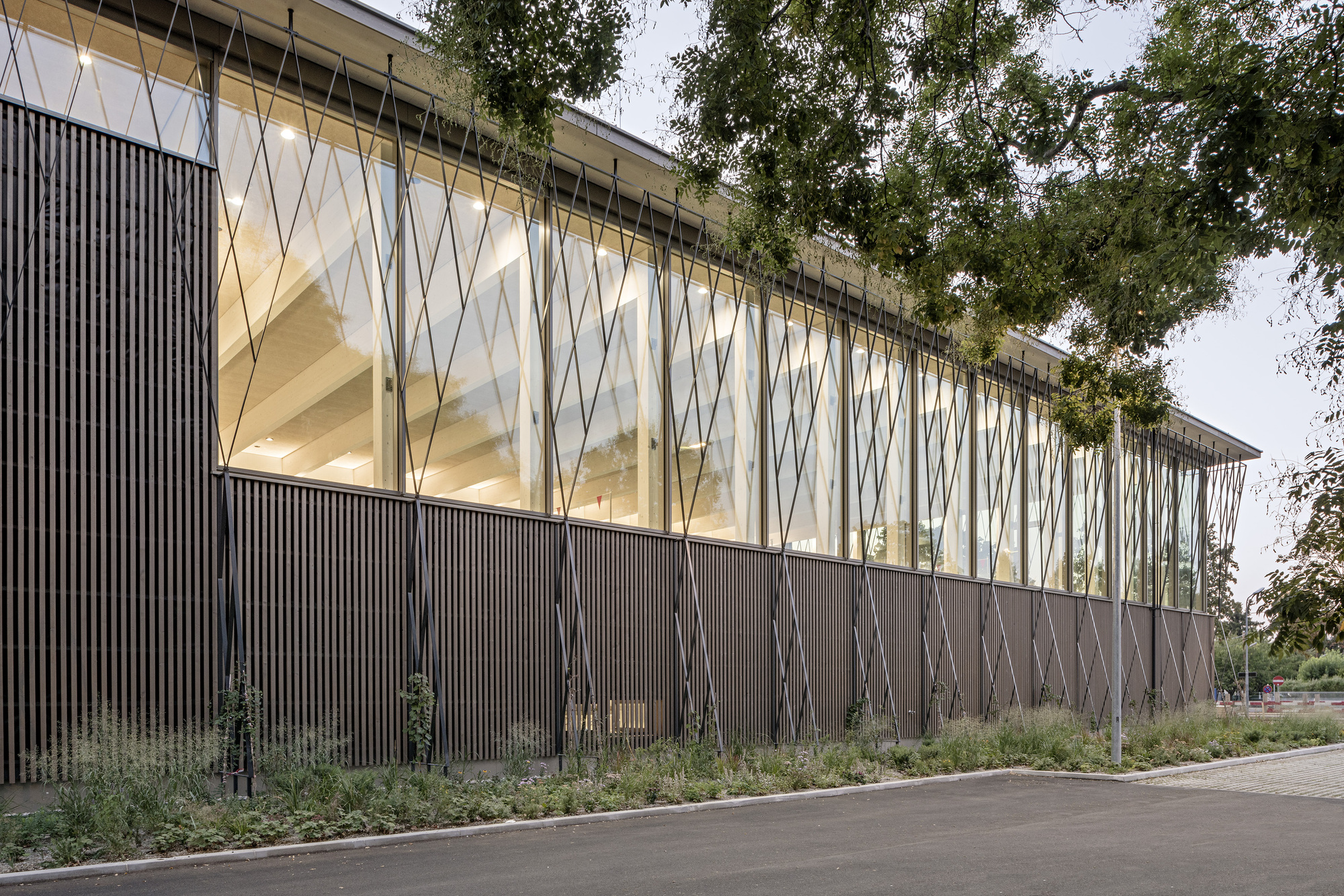 Piscina Pública Großfeldsiedlung / Illiz Architecture