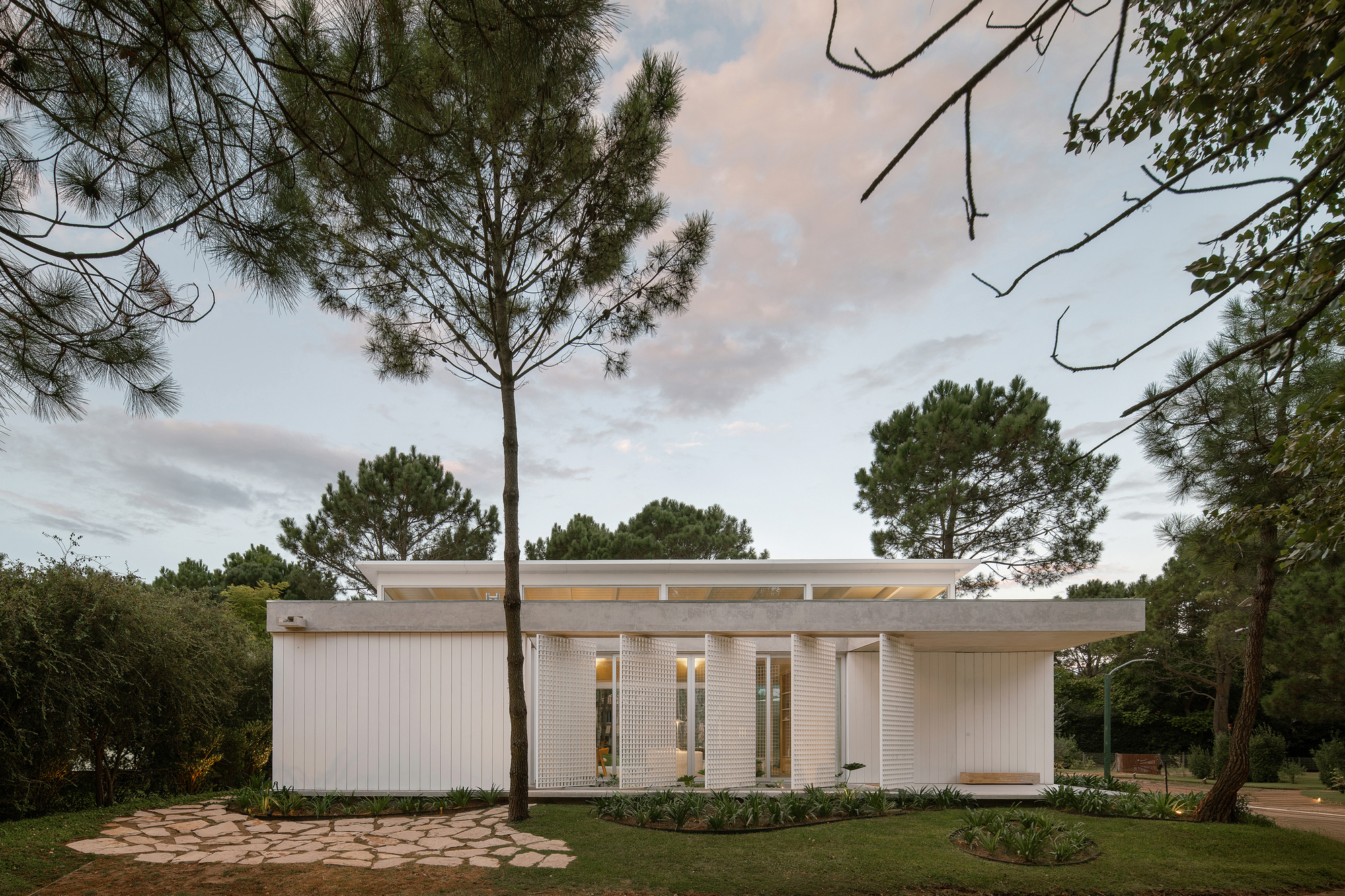 House by the Sea / Jorgelina Tortorici & Asociados