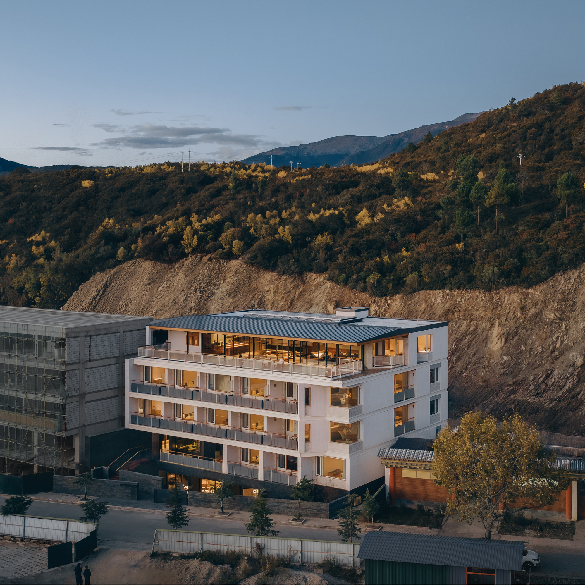 Kawagebo Snow Mountain Hotel / Estúdio Moguang