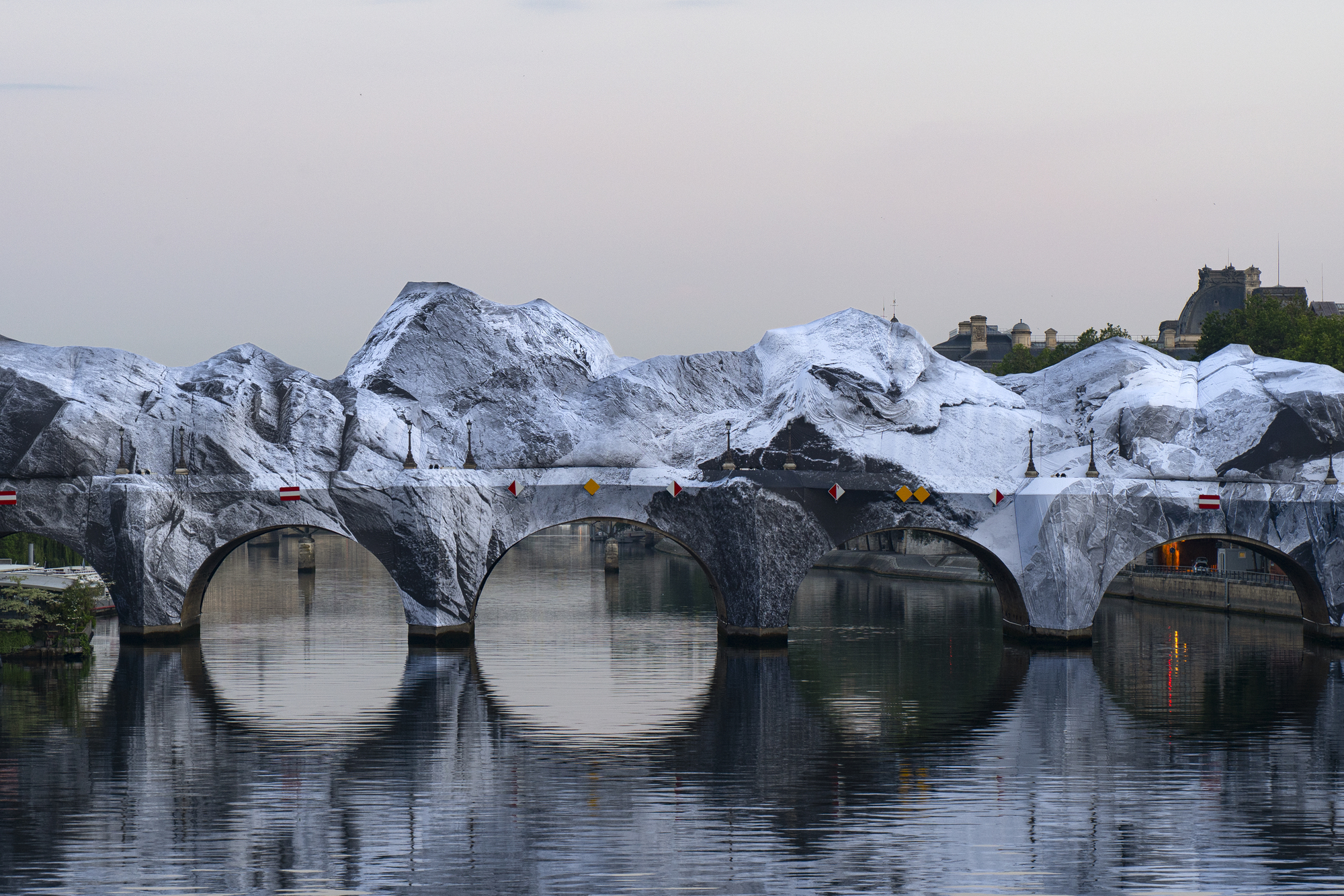 Artista de rua JR instala uma caverna inflável na Pont Neuf de Paris em homenagem a Christo e Jeanne-Claude
