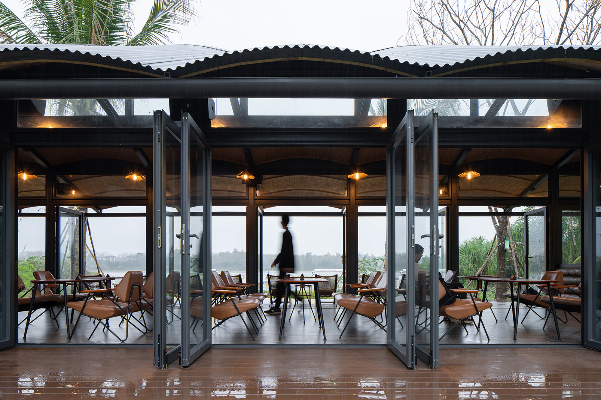 Pavilhão LUXEFARM Parque das Aves Aquáticas / Atelier OO