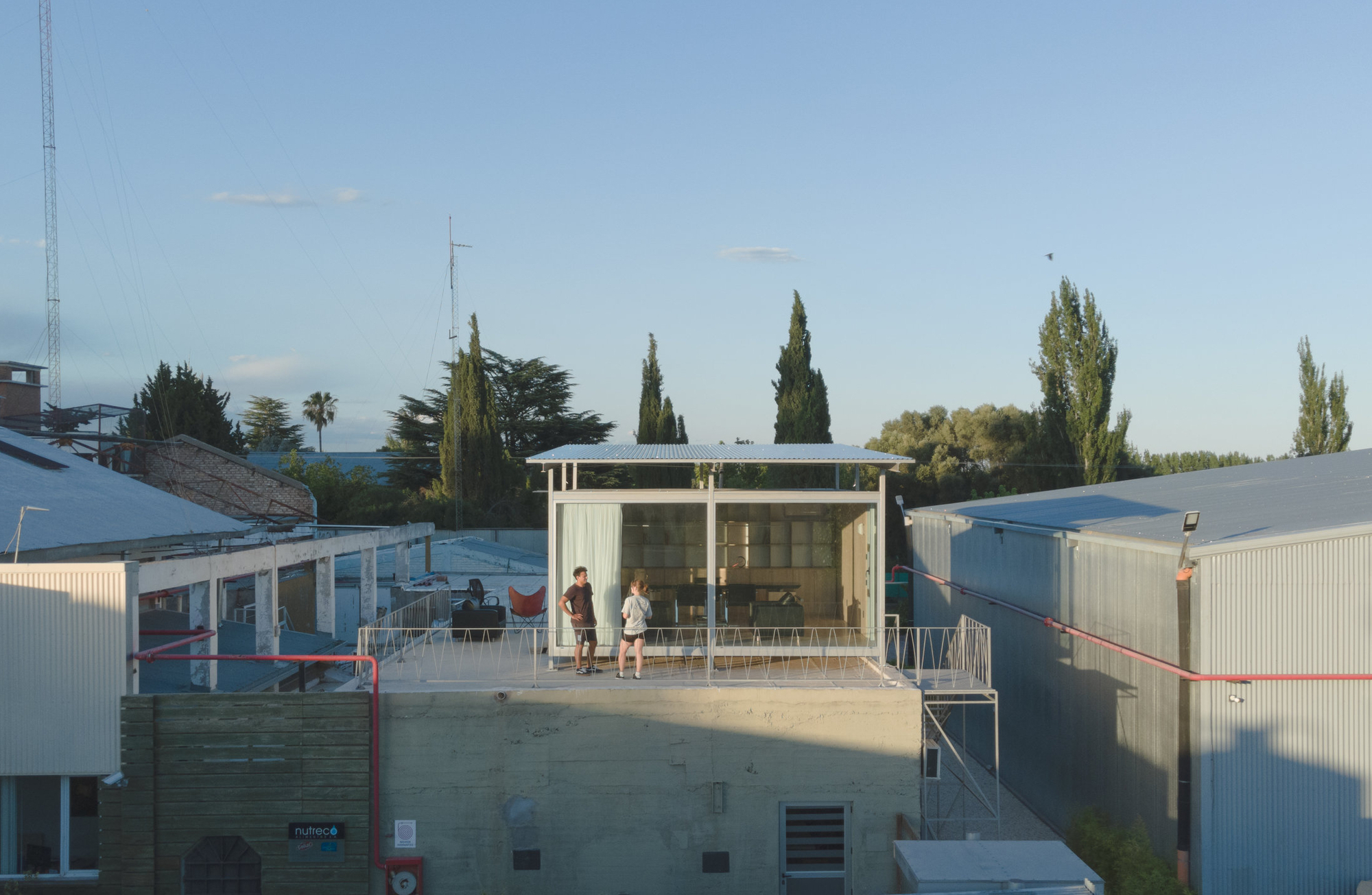 Escritório acima da Piscina / Modulito Estudio + atelier industrial