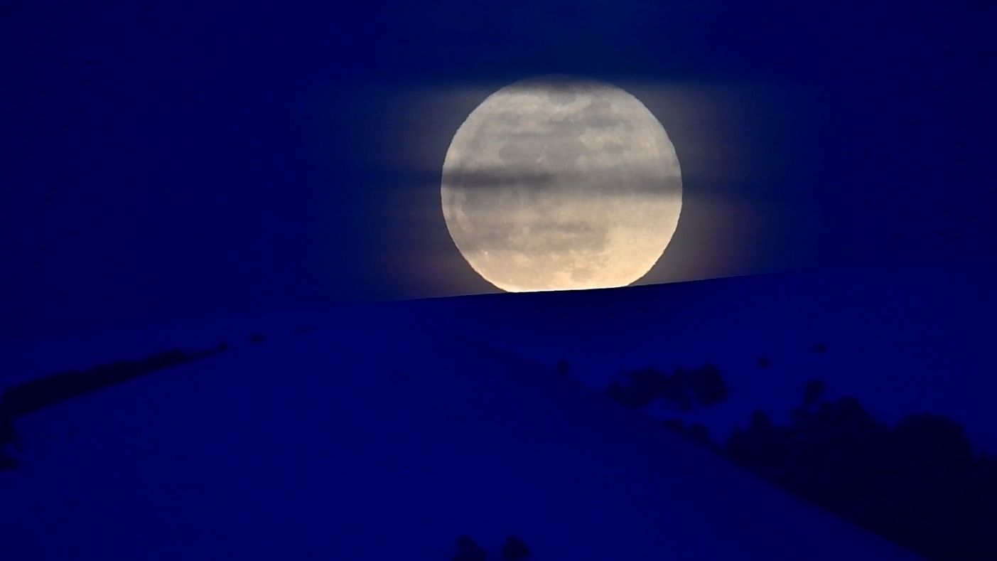 A rara Lua Azul esconde a luz vermelha de uma estrela antiga em 31 de maio – você será capaz de vê-la?