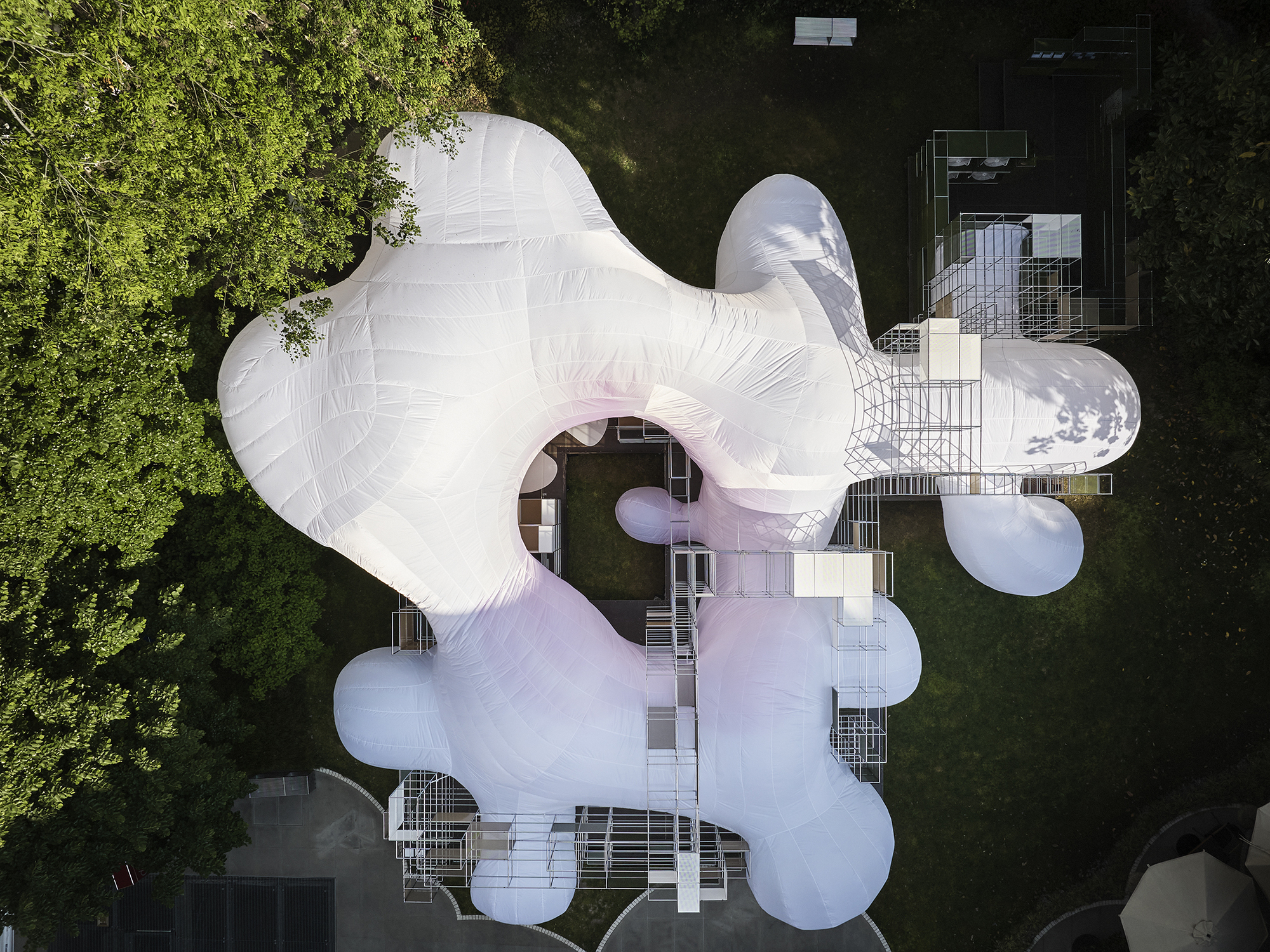 Instalação Multissensorial Renascimento do Real – Milan Design Week 2026 / Snøhetta + Móveis Modulares USM