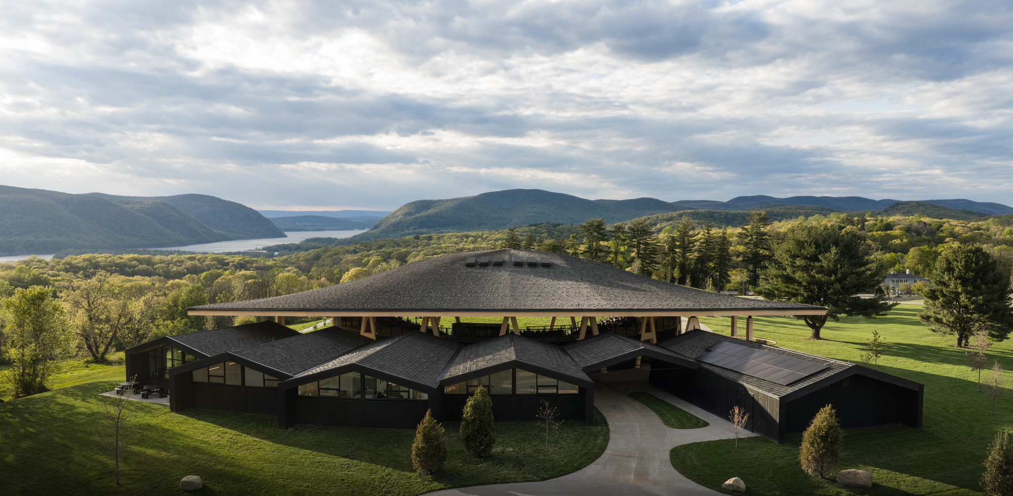 Studio Gang conclui o Samuel H. Scripps Theatre Center para Hudson Valley Shakespeare em Nova York