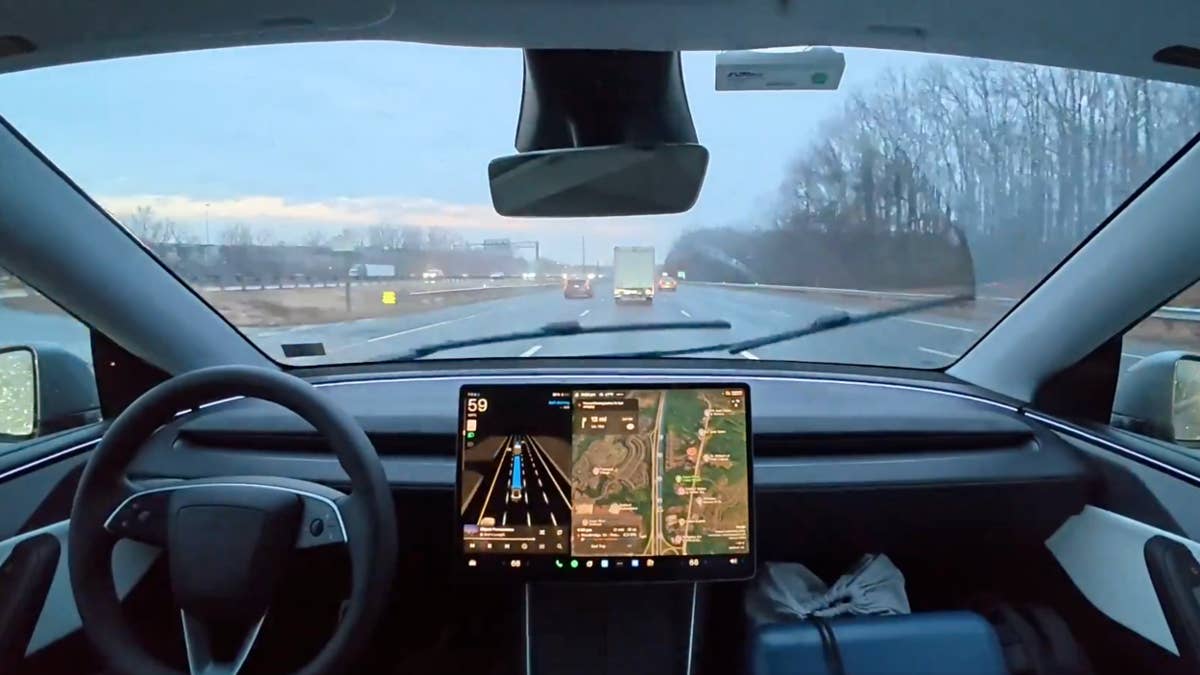Tesla FSD agora incomoda menos, e isso preocupa os críticos de segurança