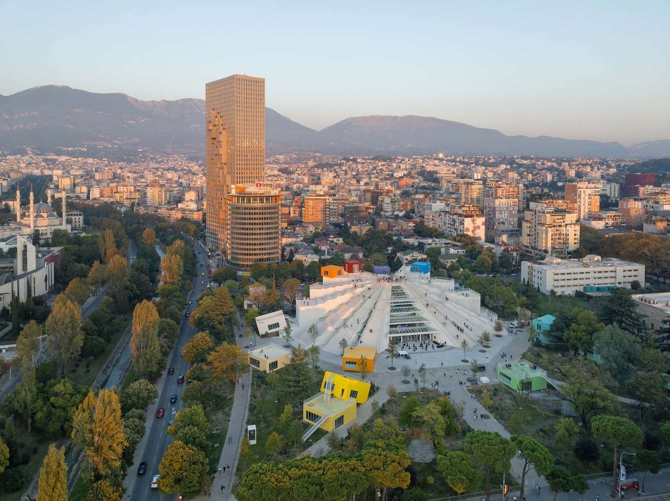 Guia da cidade de arquitetura de Tirana: negociando a identidade entre o socialismo e a reinvenção urbana