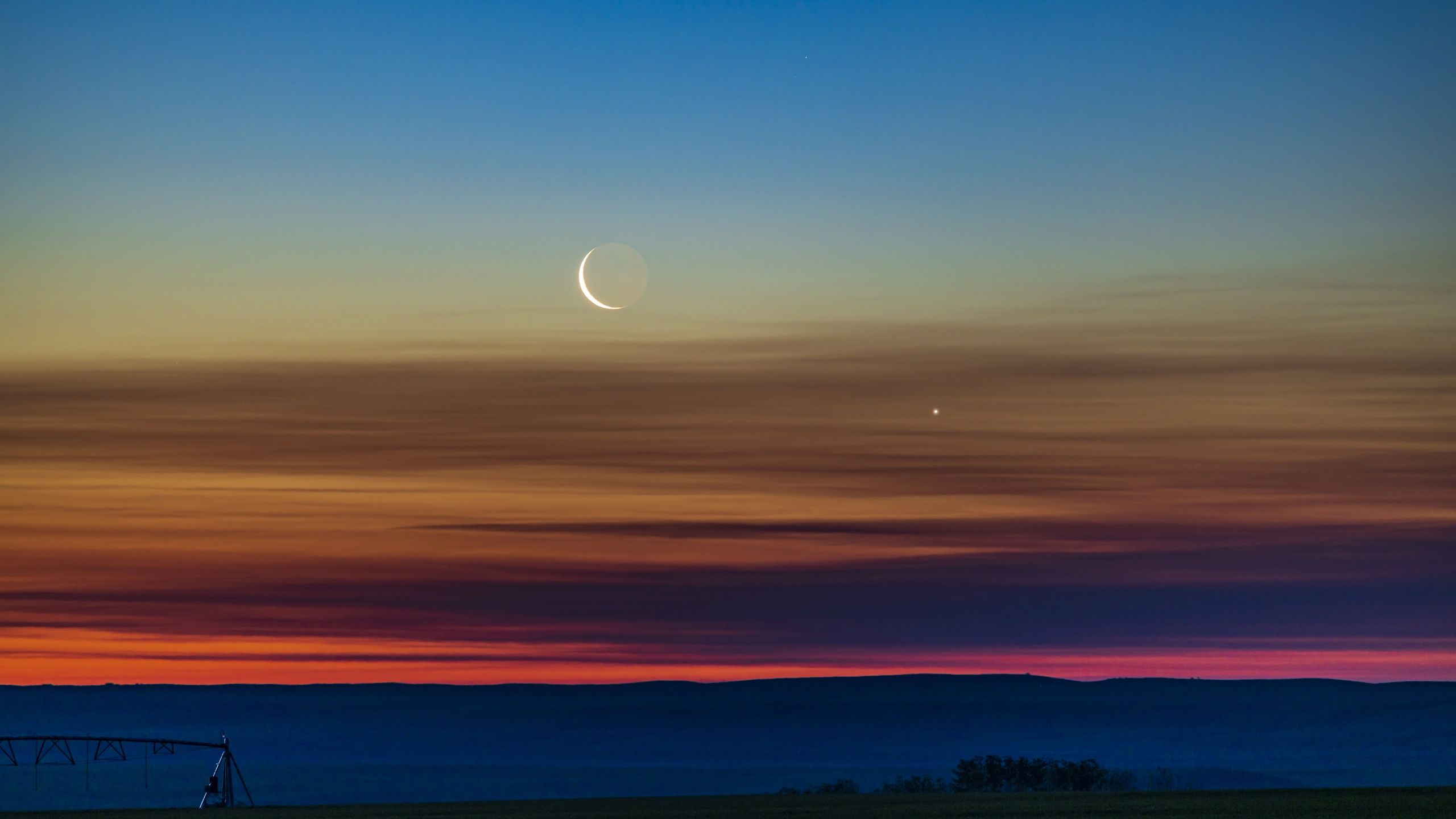 Vênus e uma fina lua crescente roubam a cena após o pôr do sol em 18 de maio