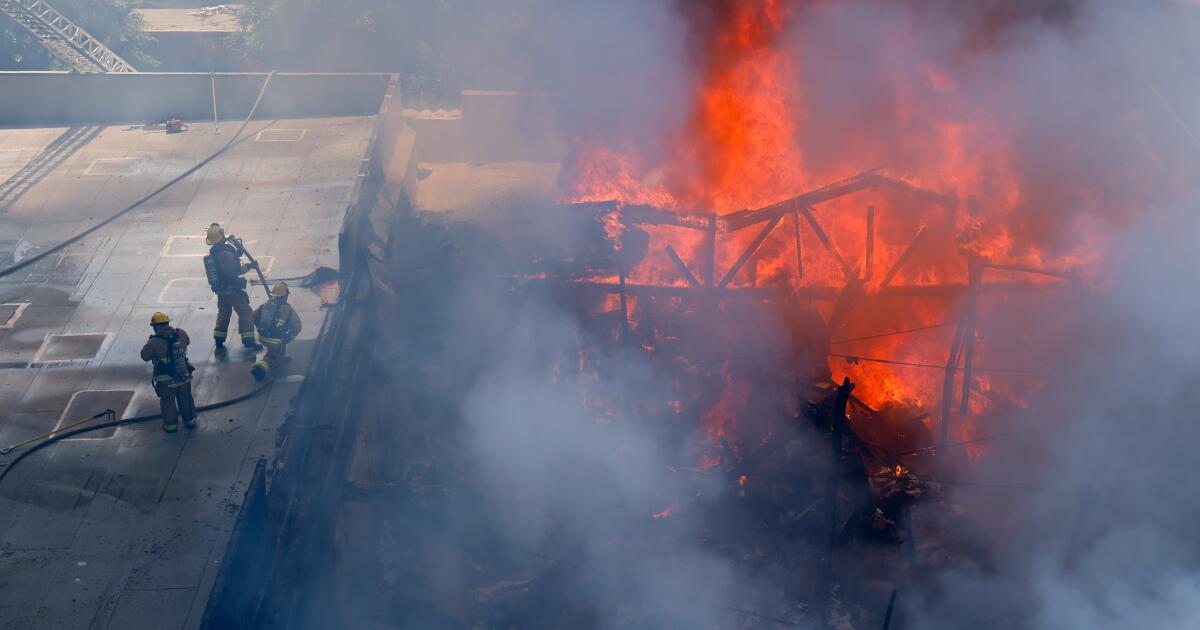 Bombeiro ferido em incêndio em loja de material de escritório no centro de Los Angeles