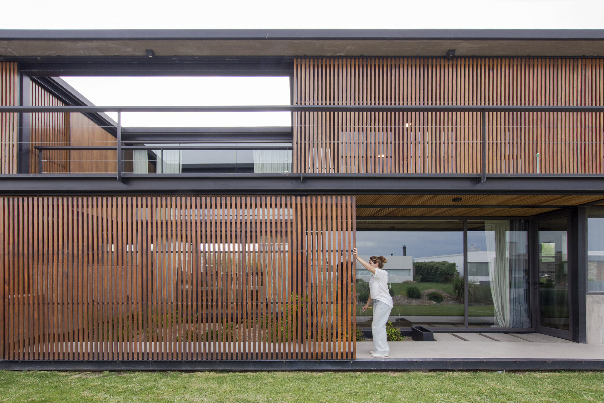 Moradia Isolada no Bairro La Reserva Bahía Blanca / Vagón Arquitectura