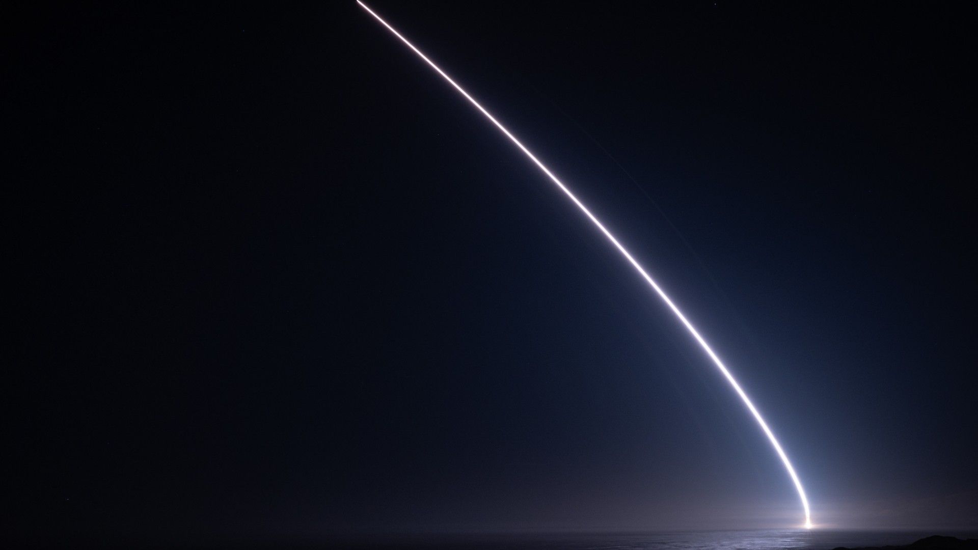 Teste militar dos EUA lança ICBM com capacidade nuclear da Califórnia (fotos)