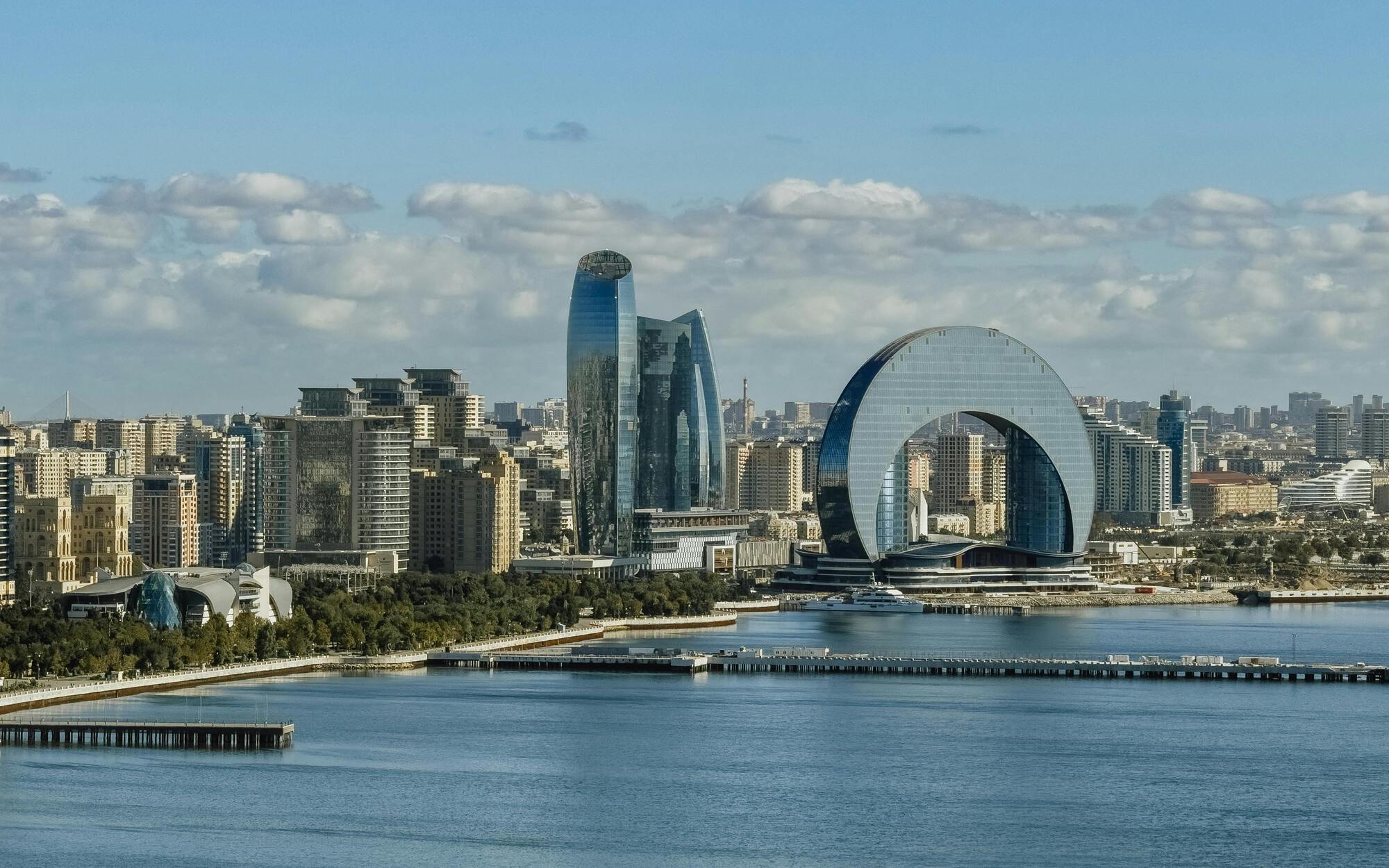 13º Fórum Urbano Mundial termina em Baku com foco em habitação, resiliência e inclusão urbana