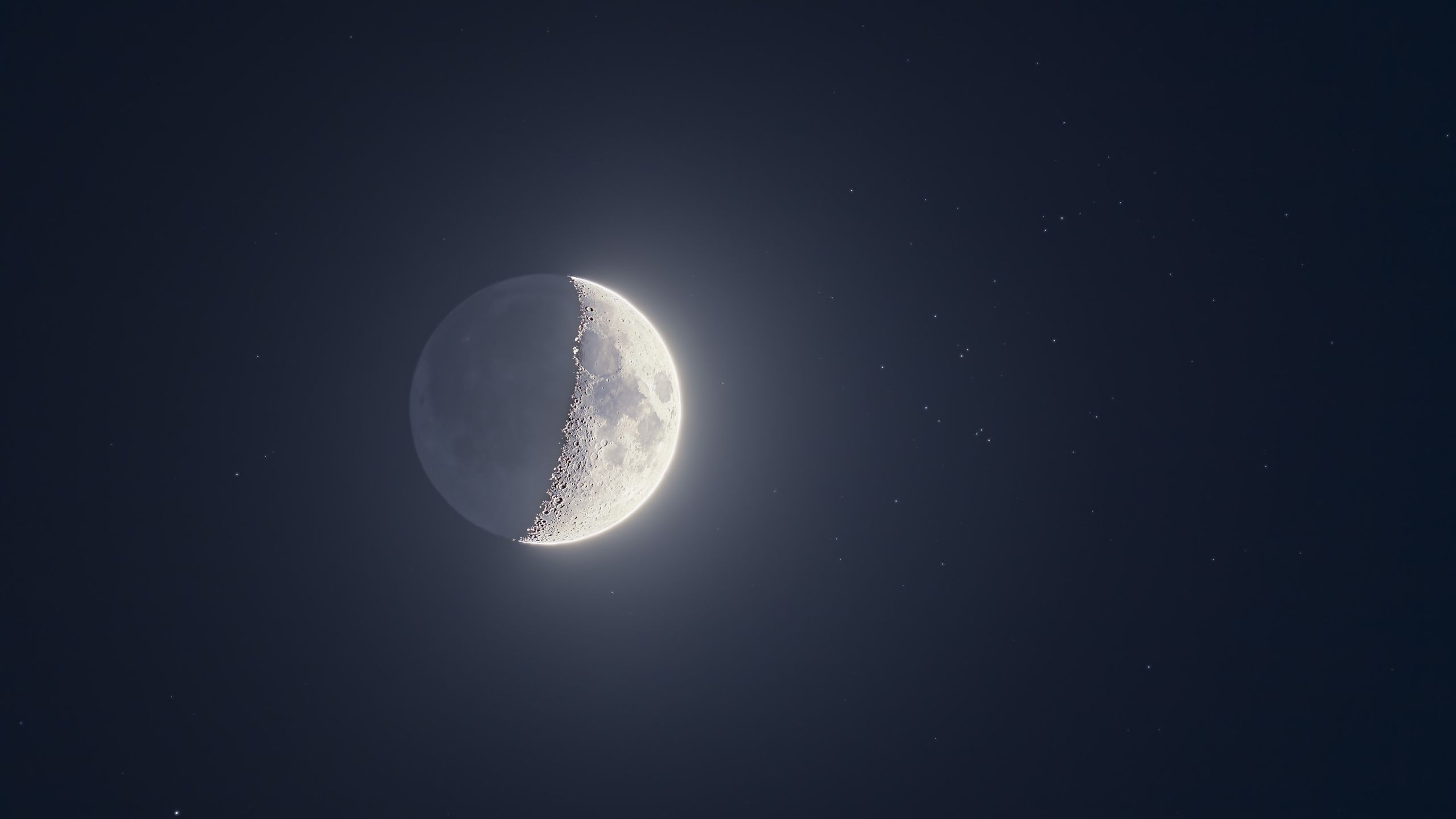 A lua brilha com um enxame de estrelas em 21 de maio, enquanto Júpiter, Vênus e Mercúrio se alinham nas proximidades