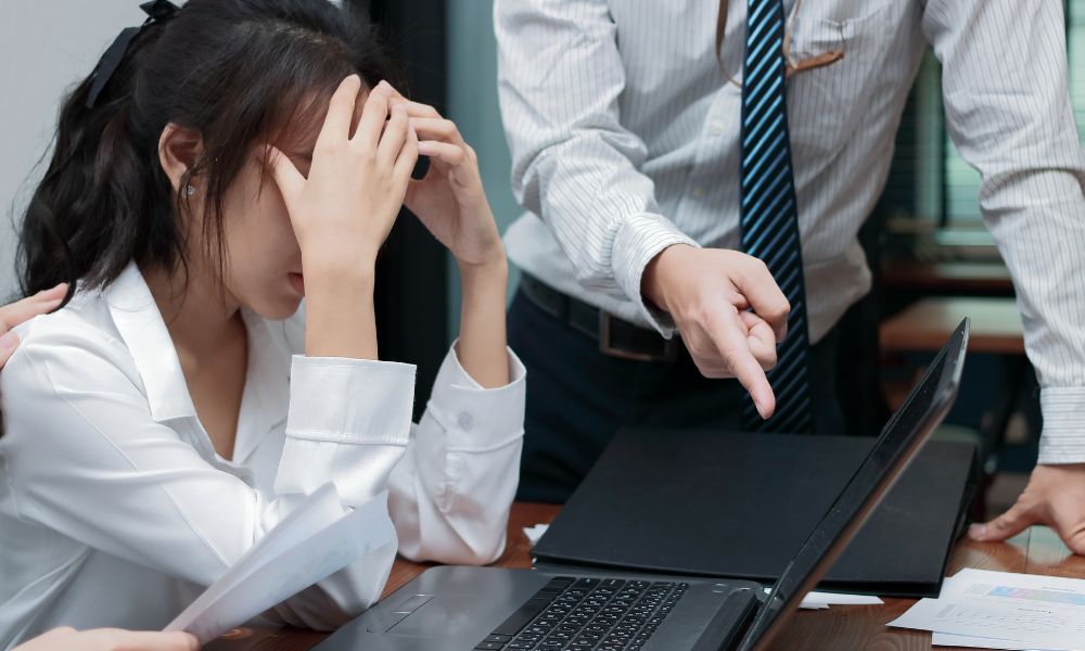 Seis em cada 10 trabalhadores dizem que seu chefe é tóxico. Os especialistas não têm tanta certeza