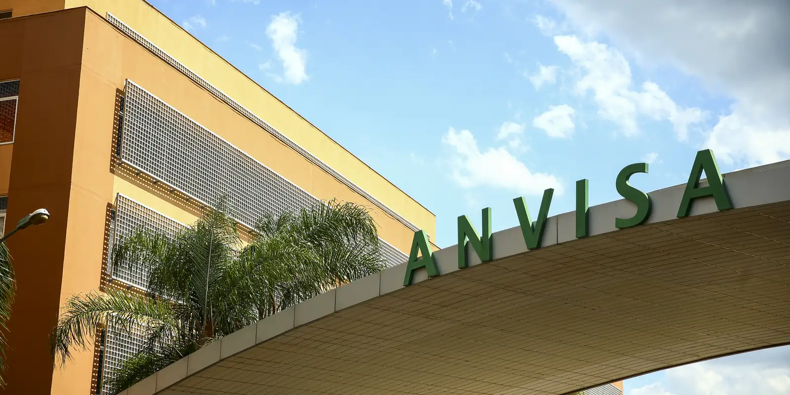 Anvisa suspende lote de medicamentos para hipertensão e câncer de mama
