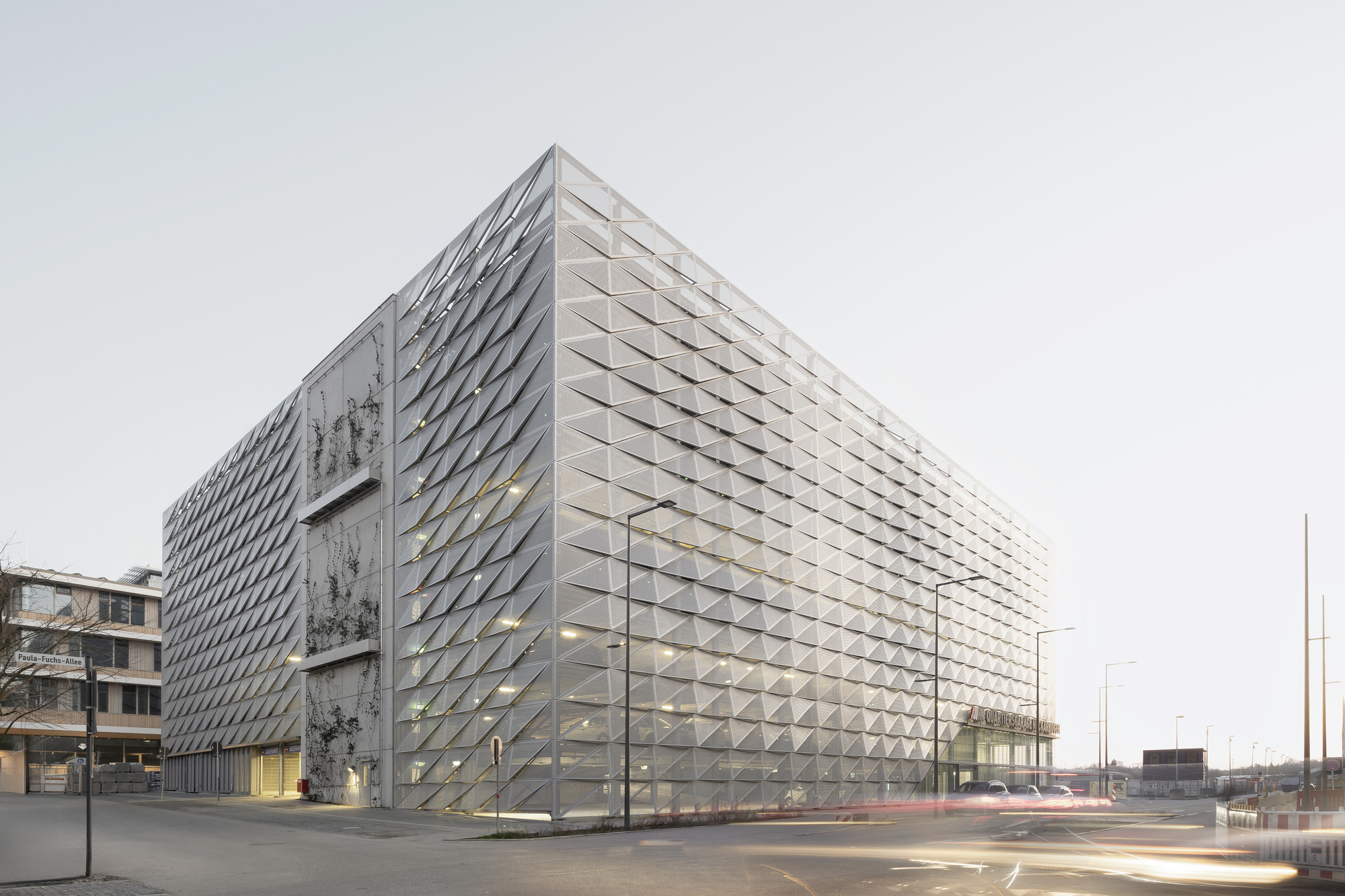 Garagem de estacionamento no bairro Neckarbogen / Wittfoht Architects