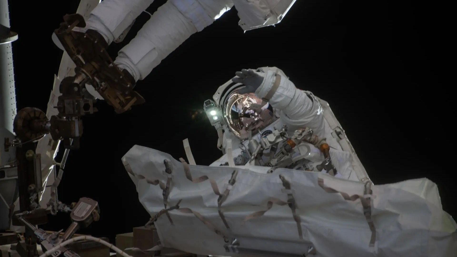 Assista a dois astronautas da NASA consertando o enorme braço robótico da ISS durante a caminhada espacial em 30 de junho