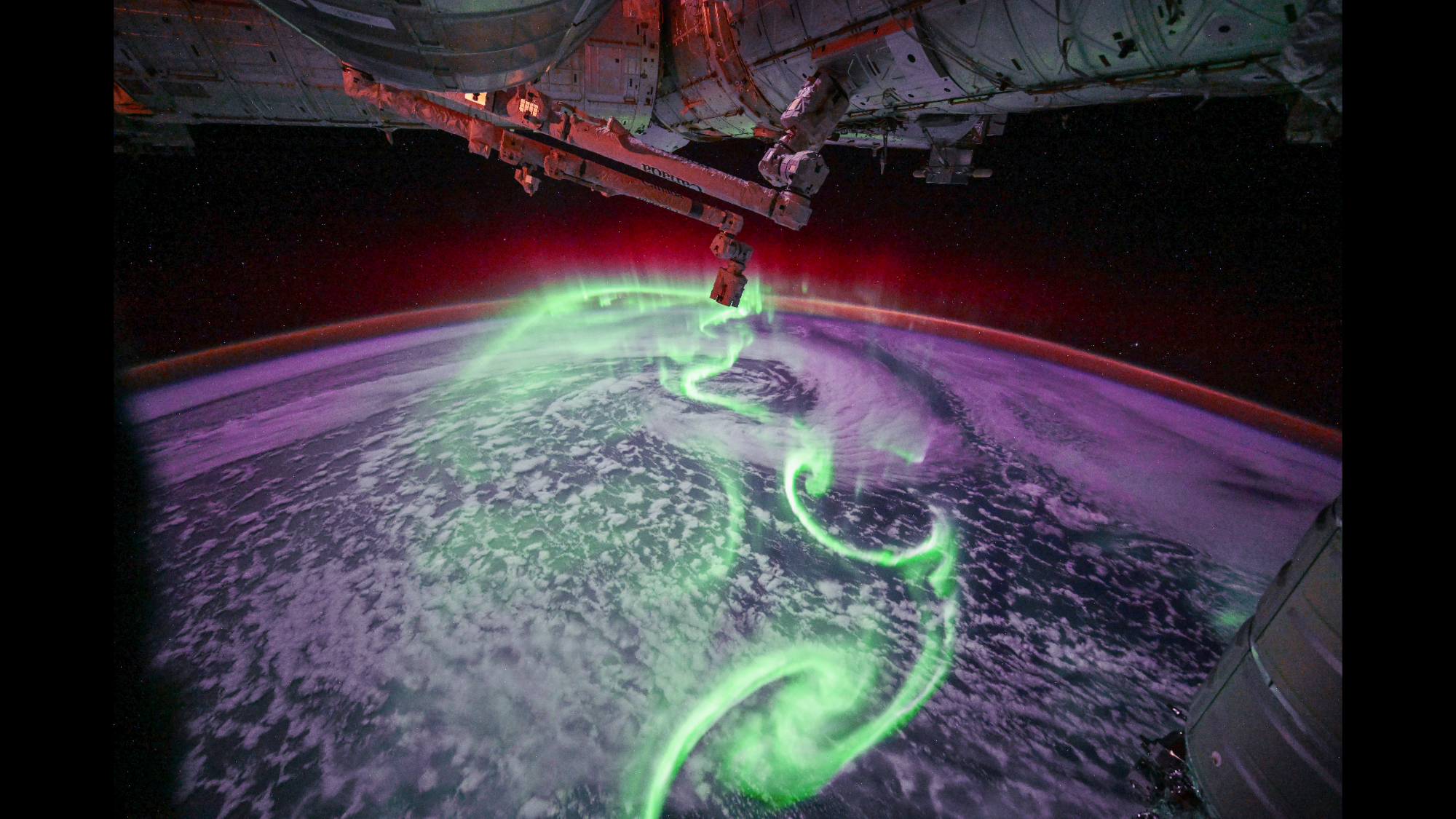 Auroras verdes neon vindas do espaço vão tirar o fôlego na foto do dia de 26 de junho de 2026
