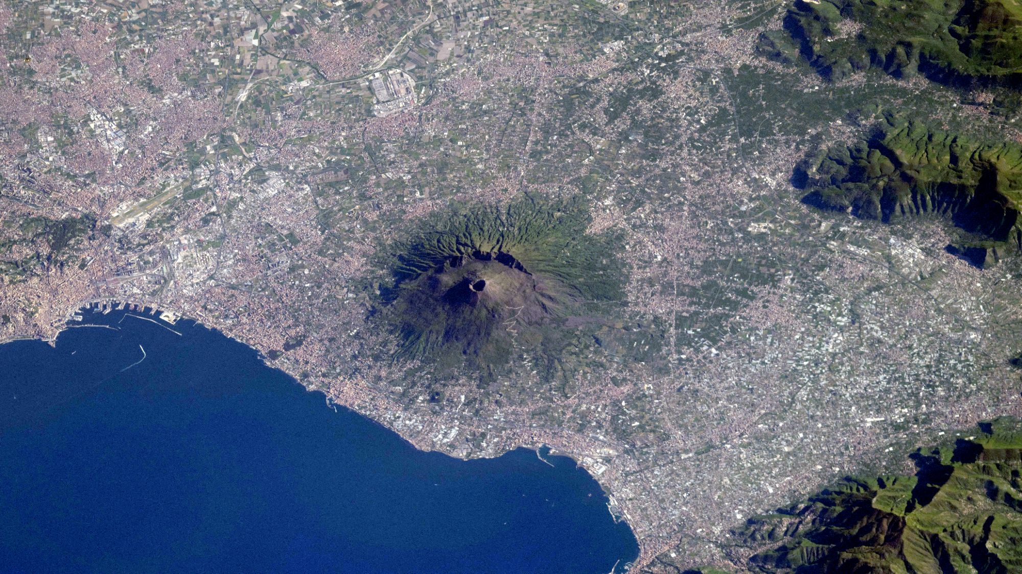 Astronauta avista o Monte Vesúvio na foto espacial do dia 8 de junho de 2026.