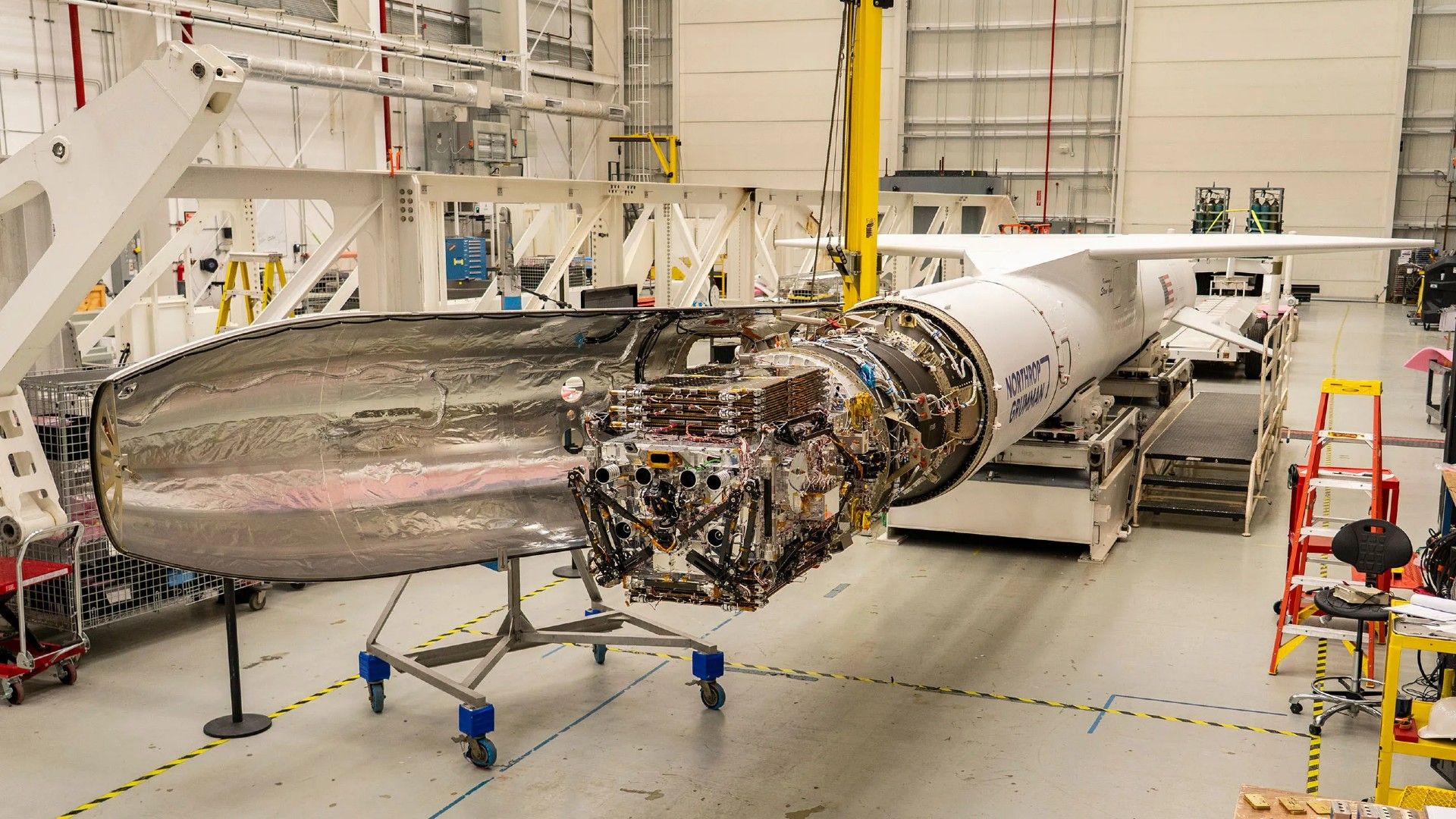 Nave espacial impulsionadora de satélite se prepara para lançamento dentro do foguete lançado pelo ar, foto do dia em 12 de junho de 2026