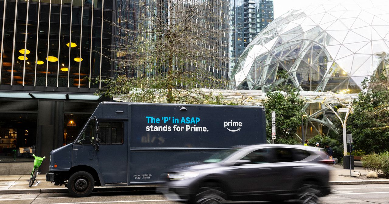 Funcionários da Amazon comparecem à reunião da Câmara Municipal para exigir limites em data centers