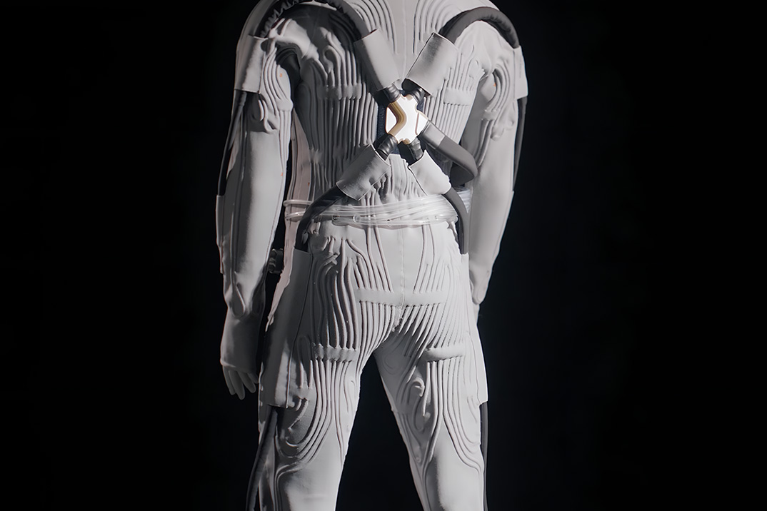 Prada projetou a roupa íntima refrigerada a líquido que os astronautas da NASA usarão na lua