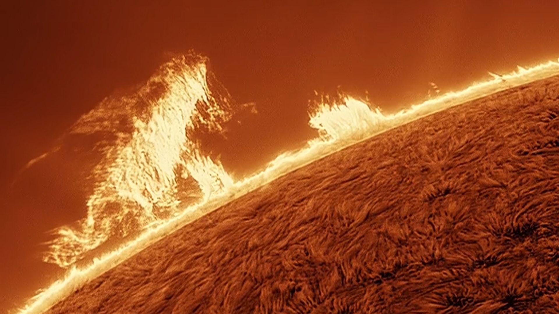 Astrofotógrafo captura colossal nuvem de plasma ‘Godzilla’ espreitando a borda do sol (vídeo)