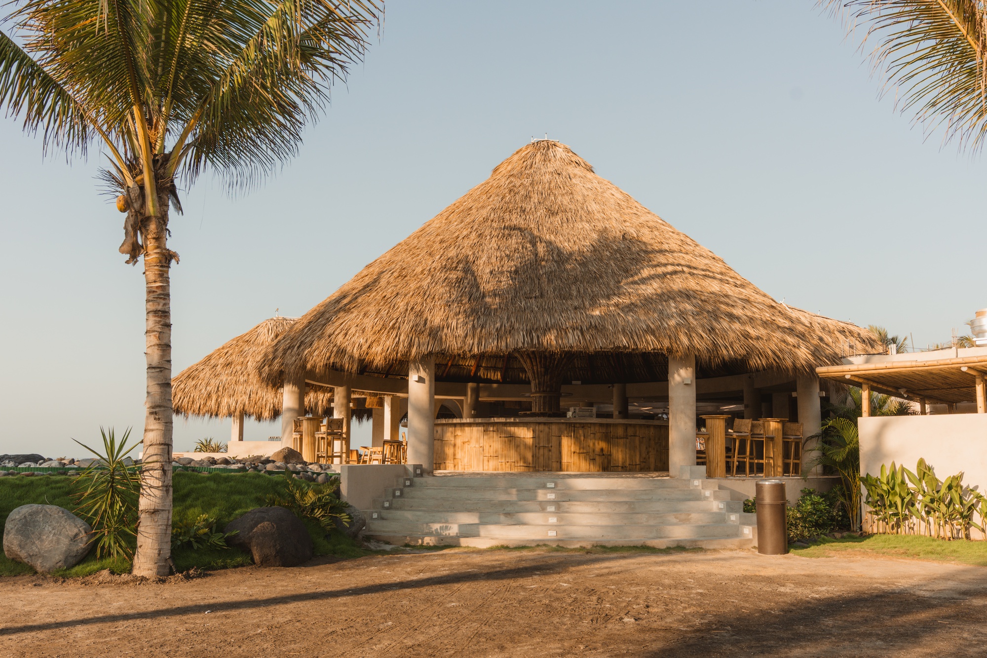 Rosa Jamaica Beach Club / Cinza | Estúdio de Design + Arquitetura