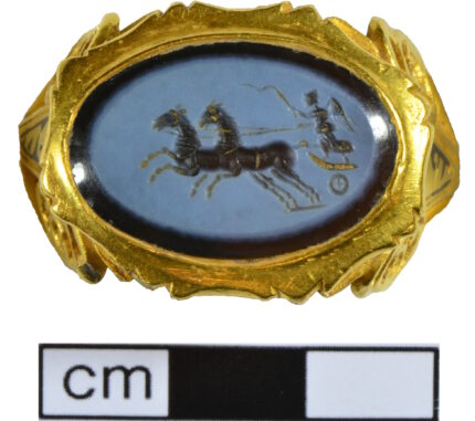 Museu pega anel de ouro romano com entalhe de carruagem – The History Blog