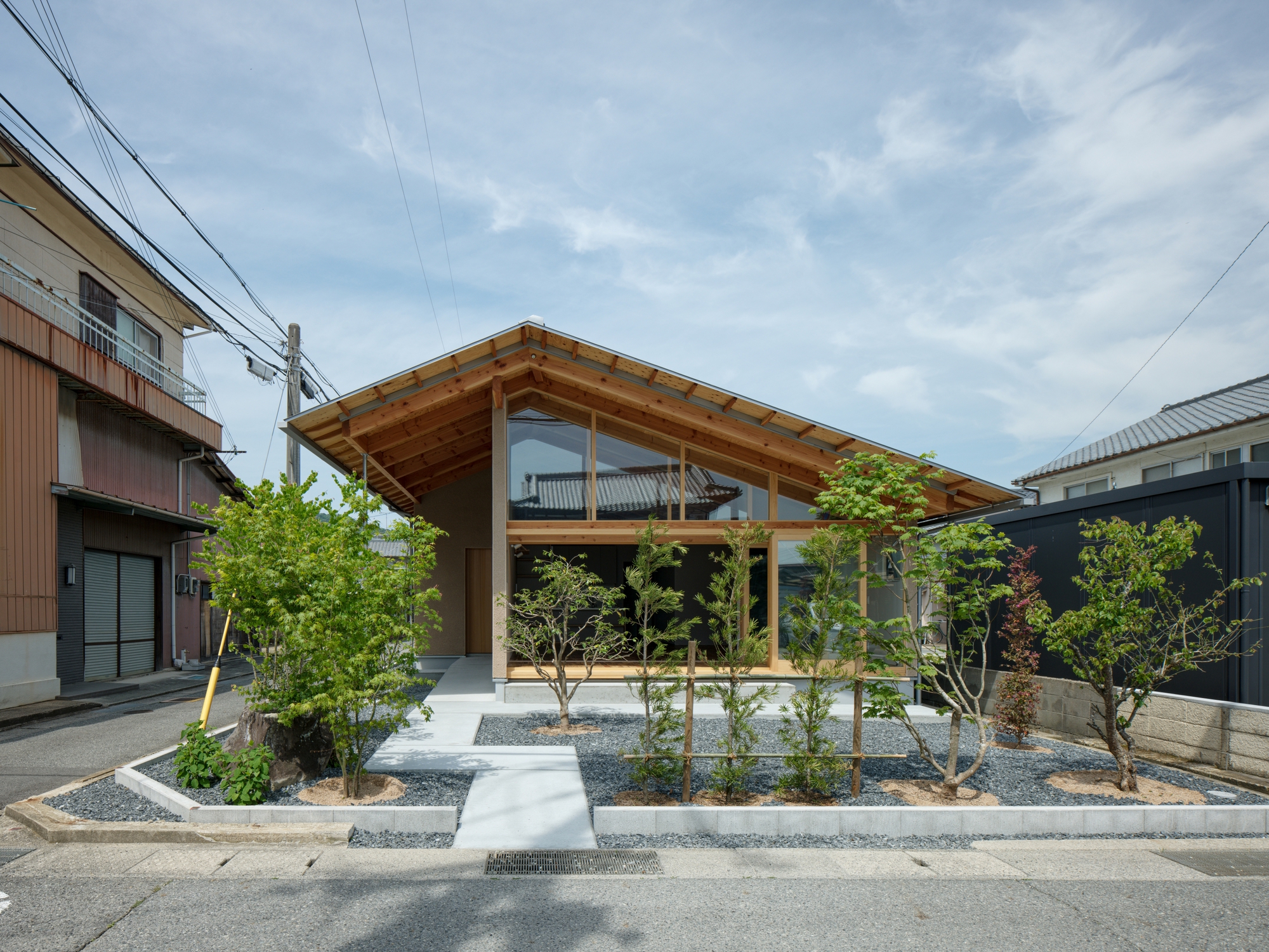 Casa com telhado inclinado / KOMINORU Design