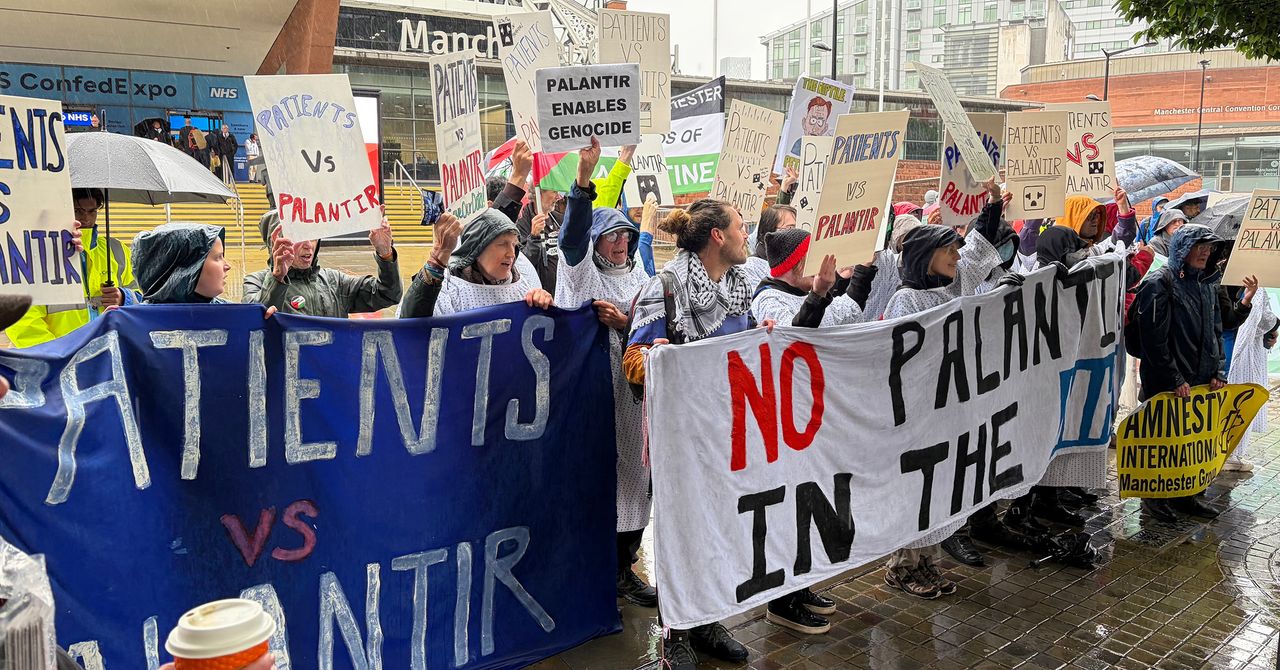 ‘Tire as mãos do nosso NHS’: Protestos anti-Palantir eclodem no Reino Unido por causa de acordo com o Serviço Nacional de Saúde
